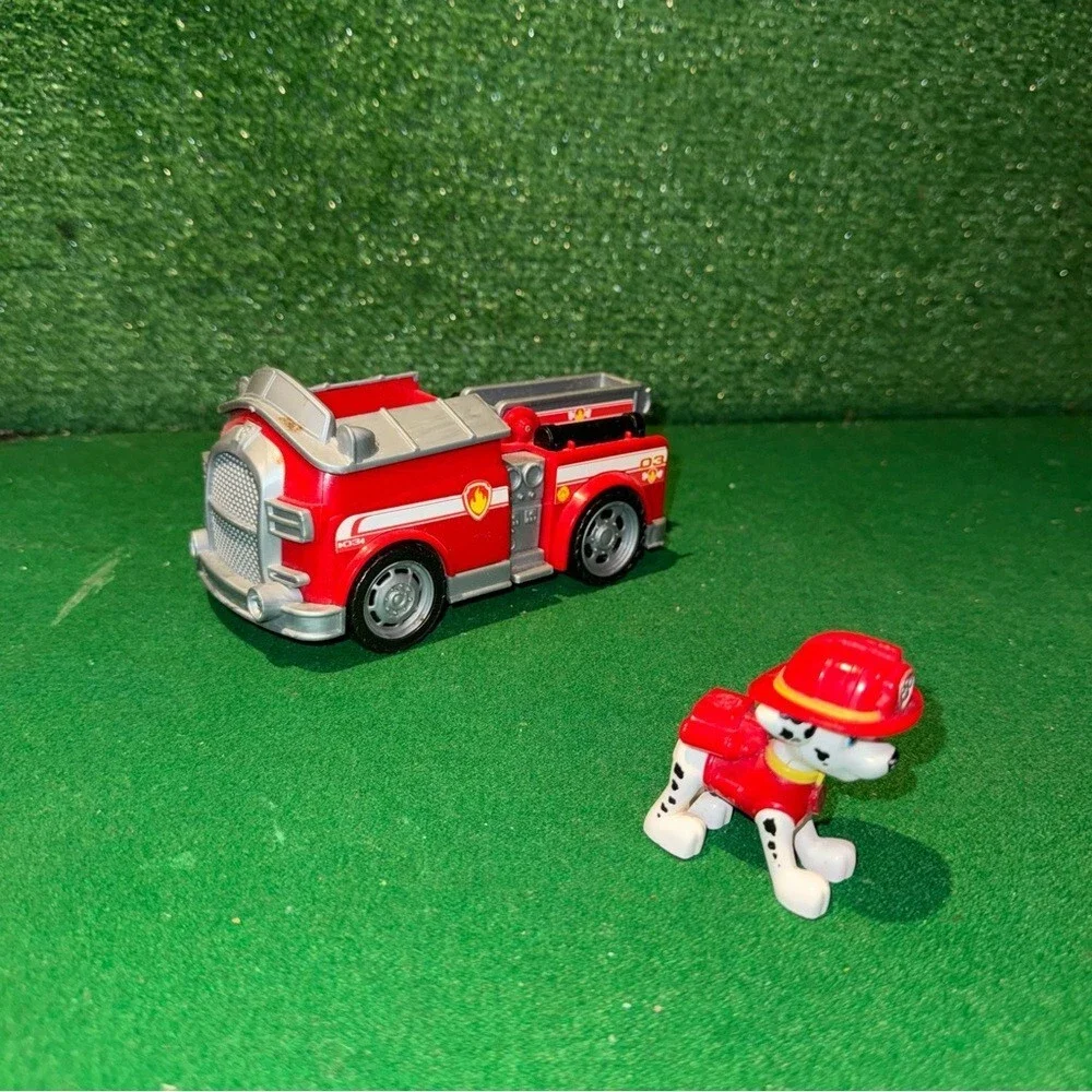 PAW Patrol, Marshall’s Fire Engine Vehicle with Collectible Figure‎